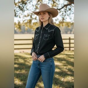 Ariat Leigh Women's Black button up Western studded Shirt size Large ranch rodeo
